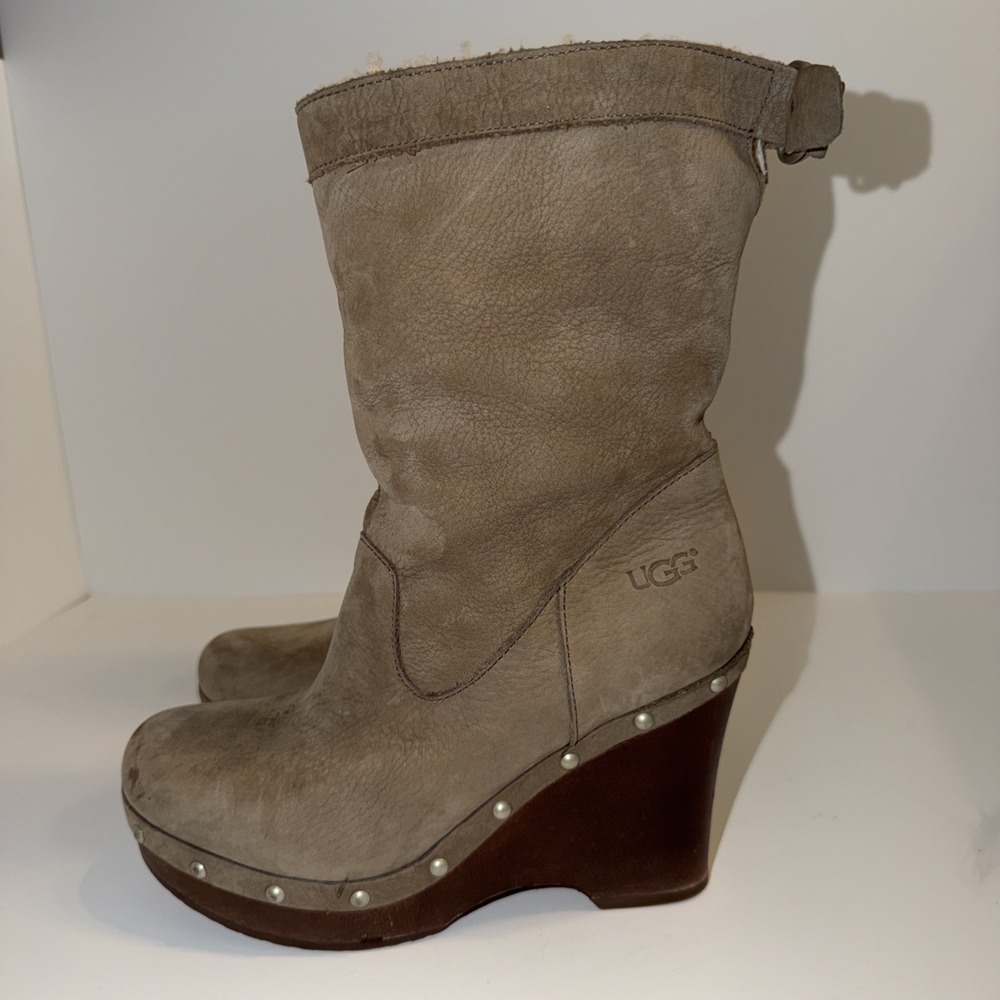 EUC UGG Australia Carnegie Beige Leather Shearling Lined Wedge Boots Womens Sz 8